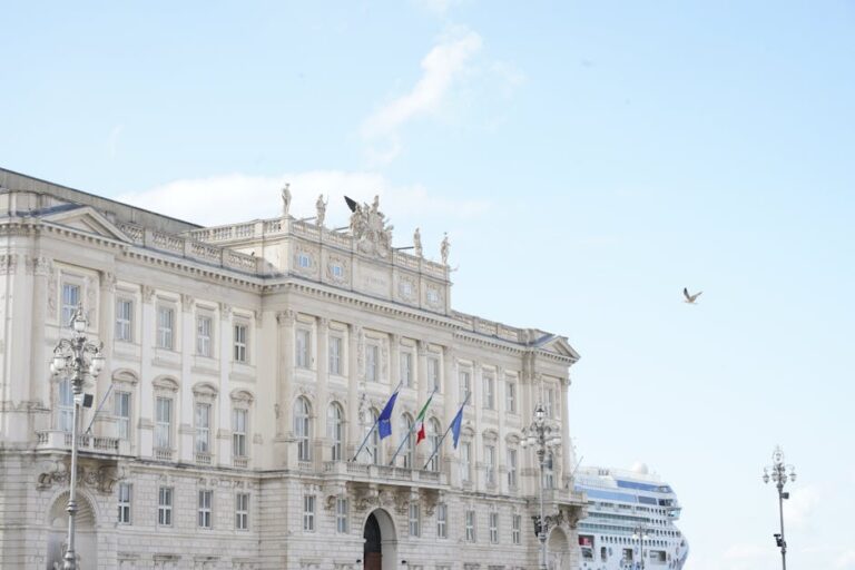 Balade matinale au port de Trieste travel tourism landmark