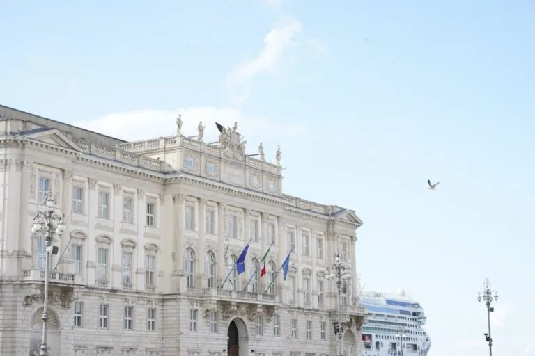 Balade matinale au port de Trieste travel tourism landmark