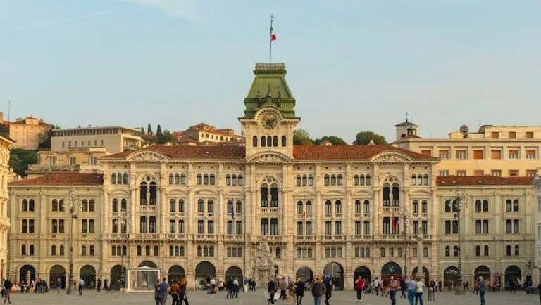Balade nocturne dans les quartiers Trieste travel tourism landmark
