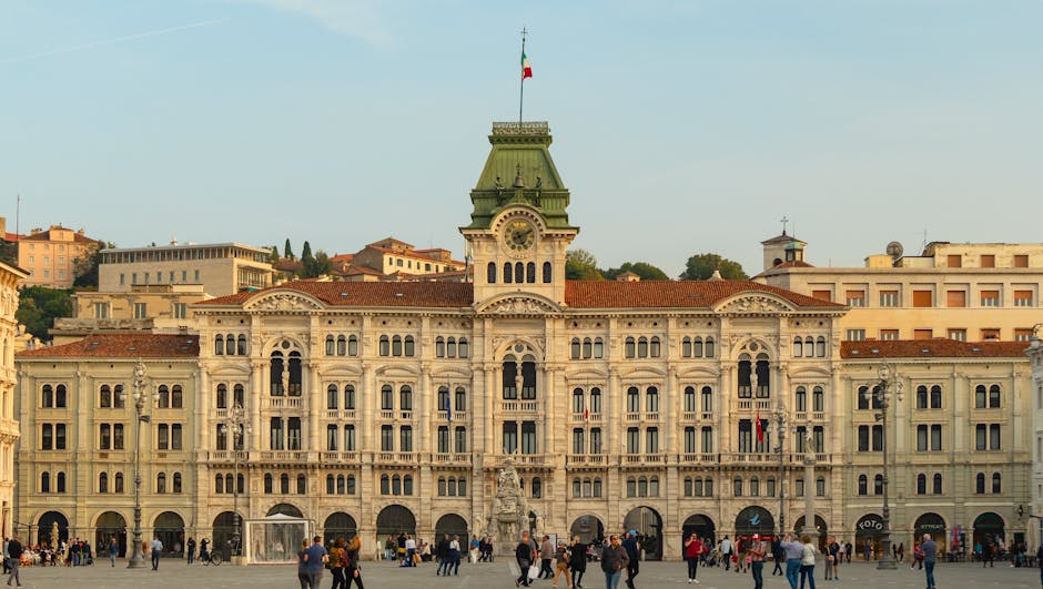 Balade nocturne dans les quartiers Trieste travel tourism landmark