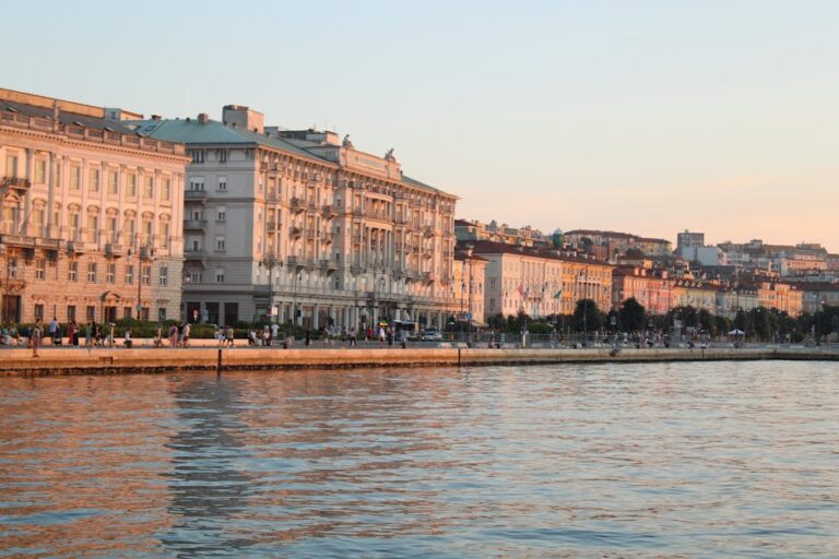 Promenade matinale sur le Molo Trieste travel tourism landmark